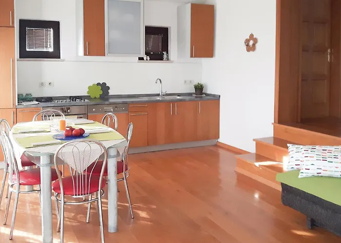 アパート 1 Bedroom Awesome In コラン