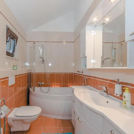 Appartement 1 Bedroom Awesome In Kolan