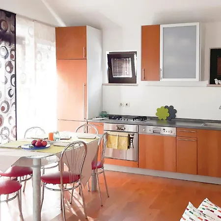 1 Bedroom Awesome In Appartement *